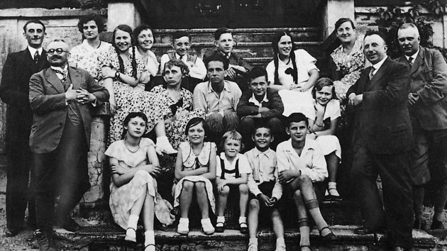 Rodzina Donimirskich na schodach dworu